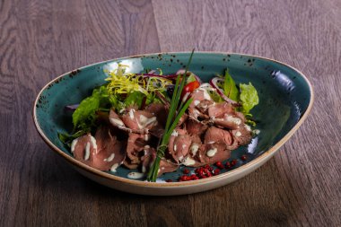 Biftek salata sosu ve soğan ile