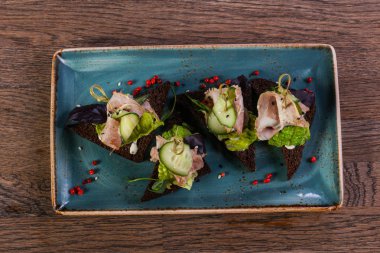 Kırmızı biber et ve cucucmber ile tapas hizmet