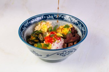 Yengeç eti ve özel sos ile poke