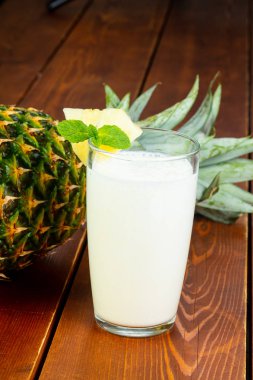 Tatlı ve soğuk ananas shake