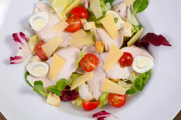 Jambon, yumurta ve domates salatası