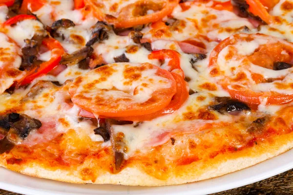 Jambonlu ve peynirli pizza