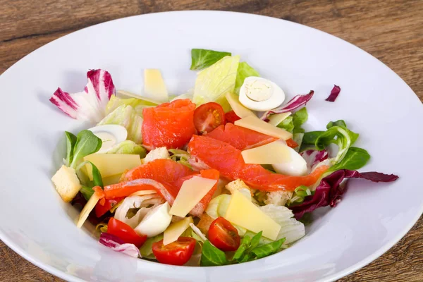 Sezar somon salata ile