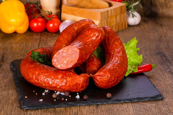 Ahşap arka plan üzerinde domuz sosisi