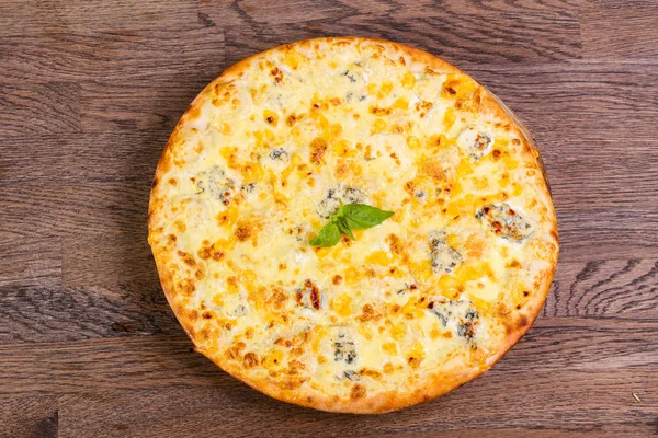 Vier Käse Pizza Serviert Basilikum — Stockfoto