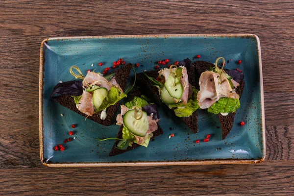 Kırmızı biber et ve cucucmber ile tapas hizmet