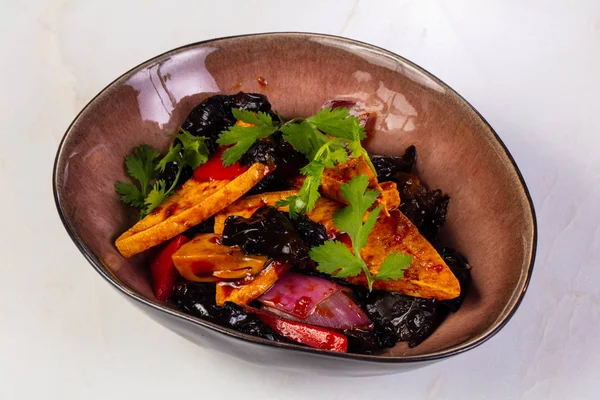 Kızarmış tofu mantar ve kişniş