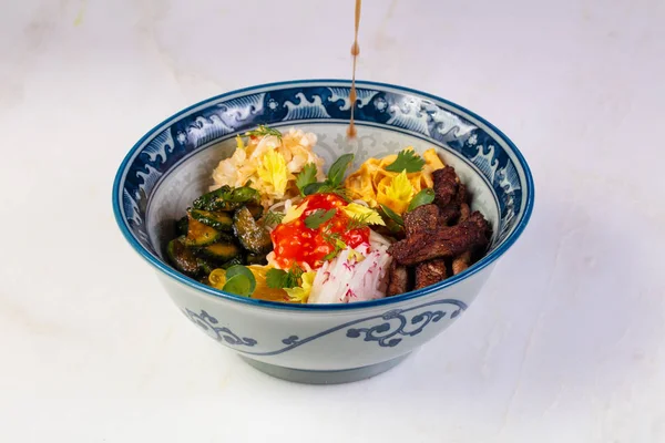 Yengeç eti ve özel sos ile poke