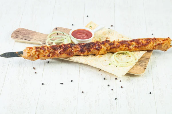 Izgara kıyılmış tavuk sosu ve soğan kebabı