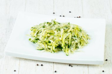 Salatalık ile Çiğ lahana salatası