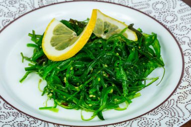 Limon susam ile hizmet Chuka salata