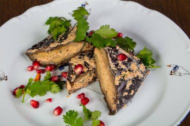 Otlar ve pomegranet ile doldurulmuş patlıcan