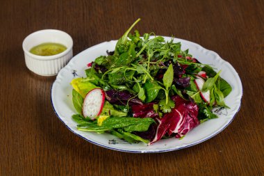 Raddish salatası ve otlar