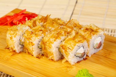 Peynir ile lezzetli Norveç suşi rulo