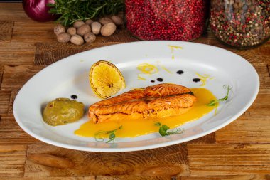 Lezzetli somon hissesi limon ve sos ile