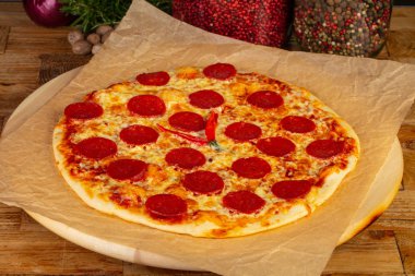 Lezzetli peperoni pizza biber ile