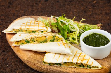 Avokado makarna ile lezzetli quesadilla Pide