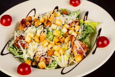 Sezar Salata tavuk ve kiraz domates ile