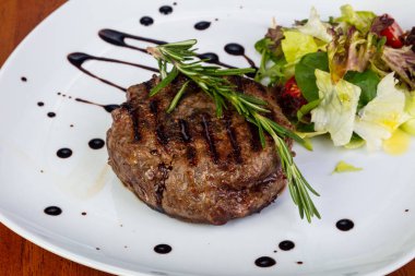 Lezzetli kızarmış sığır eti hissesi salata ile