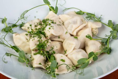 Otlar ile lezzetli haşlanmış Mantı