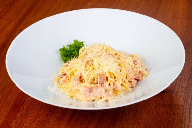 Jambon ve peynir ile lezzetli carbonara makarna