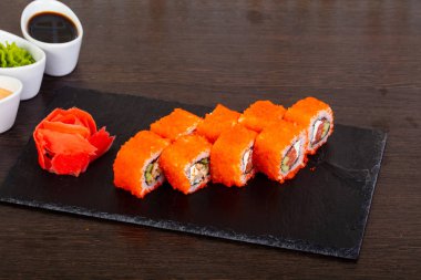 Somon ve sebzeler ile lezzetli California ayarla