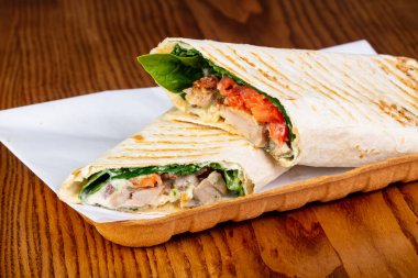 Shawarma domuz eti ve domates ile