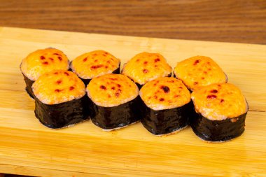 Somon ile lezzetli kızarmış peynir suşi rulo