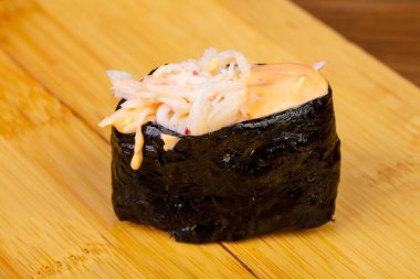 Lezzetli baharatlı yengeç suşi roll