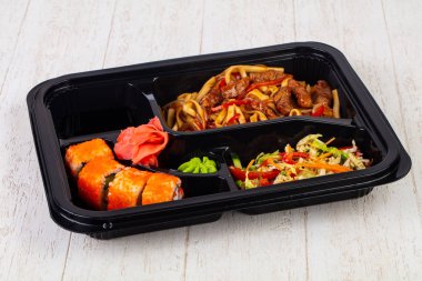 Rulo, şehriye ve et ile bento