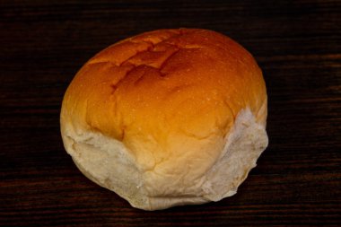 Ahşap arka plan üzerinde burger için topuz