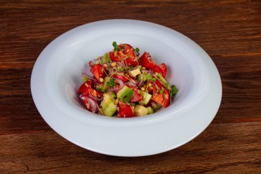 Kinoa, avokado ve sebze salatası