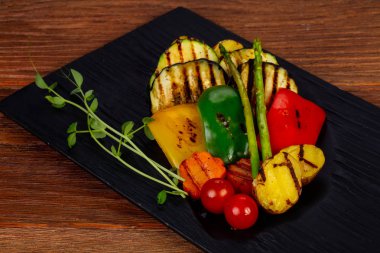 Izgara sebze kuşkonmaz ile sıcak