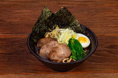 Sığır eti ve yumurta çorba ramen