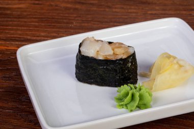 Japon Suşi gunkan tarak ile