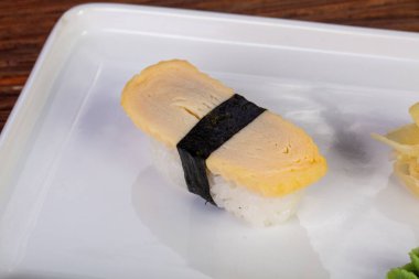 Geleneksel Japon Suşi ile omlet
