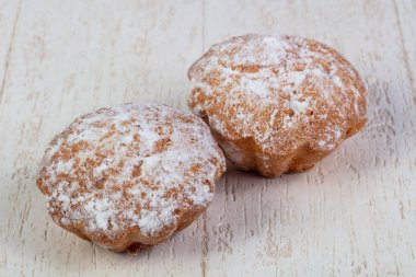 Lezzetli ve tatlı pişmiş kek ile toz suga kaplı