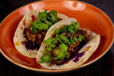 Taco et ve kişniş yaprakları ile