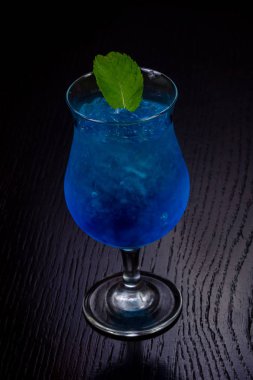 Tatlı blue curacao nane ile kokteyl
