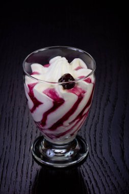 Lezzetli blackberry Ice cream şurubu ile