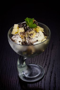 Apple ve nane ile lezzetli dondurma