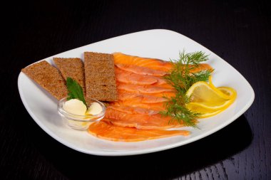 Siyah arka plan üzerinde iştah açıcı tuzlanmış somon