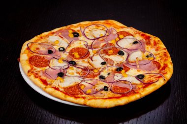 Lezzetli et pasta pizza salam, jambon ve soğan ile