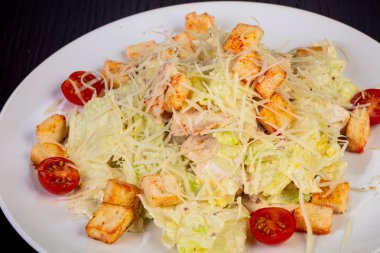 Lezzetli Sezar Salata tavuk ve domates ile