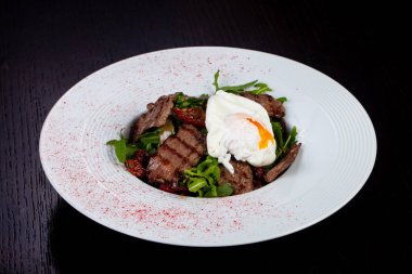 Haşlanmış yumurta salatası lezzetli sığır eti kesmek