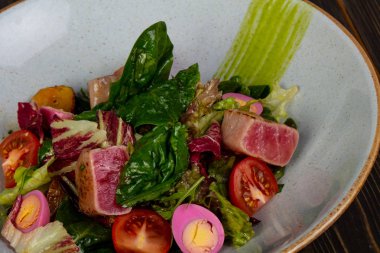 Ton balığı salatası yumurta ve domates