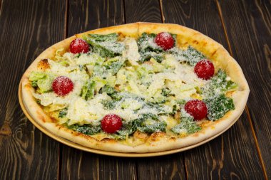 Pizza Sezar tavuk ve domates ile
