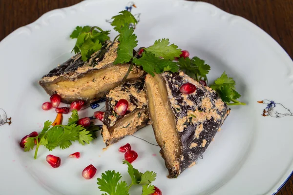 Otlar ve pomegranet ile doldurulmuş patlıcan