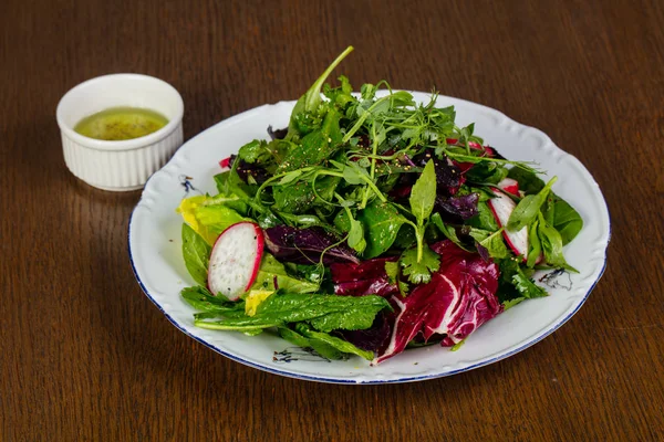 Raddish salatası ve otlar