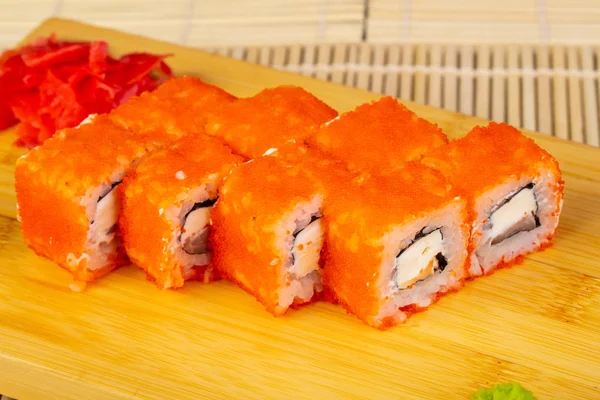 Havyar ve peynir ile lezzetli ihale suşi rulo